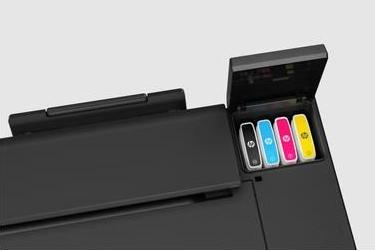 Foto dos quatro Cartuchos de Tinta HP 738 cores Preto Fosco, Ciano, Magenta e Amarelo instalados na lateral da Impressora Plotter HP DesignJet T850
